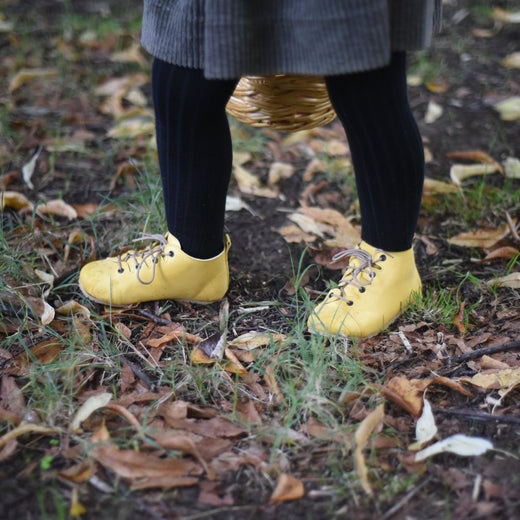 Pregnidos-pflanzlich-gegerbte-Kinderschuhe-gelb